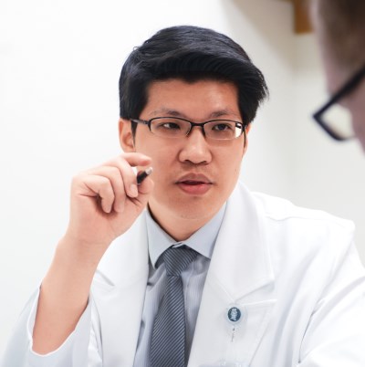 泌尿腫瘤科醫師江元宏說,入睡後人體會分泌抗利尿激素,因此在正常狀況下,頂多發生一次夜尿。(江元宏提供) 泌尿腫瘤科醫師江元宏說,入睡後人體會分泌抗利尿激素,因此在正常狀況下,頂多發生一次夜尿。(江元宏提供)