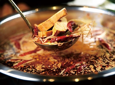 如果深受夜尿困擾,建議日常少吃辛辣刺激的食物如麻辣鍋,以免症狀更加嚴重。 如果深受夜尿困擾,建議日常少吃辛辣刺激的食物如麻辣鍋,以免症狀更加嚴重。