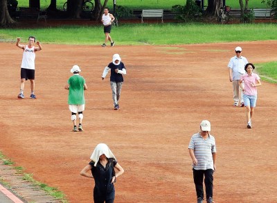 定期運動有助於排出身體多餘水分,就能降低夜間上廁所的頻率。 定期運動有助於排出身體多餘水分,就能降低夜間上廁所的頻率。