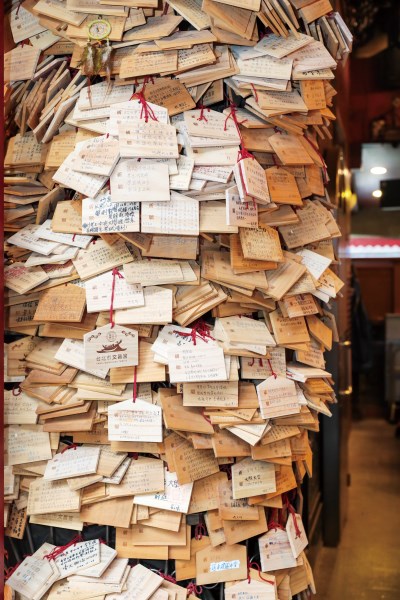 台北文昌宮牆上滿滿的祈願木牌,足見文昌帝君在考生心中的重要性。 台北文昌宮牆上滿滿的祈願木牌,足見文昌帝君在考生心中的重要性。
