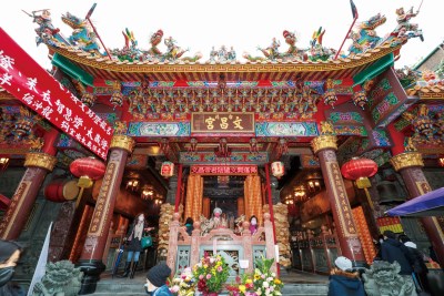 除了考生與學生,問工作、求事業與保平安的信徒,也會前來台北文昌宮參拜。 除了考生與學生,問工作、求事業與保平安的信徒,也會前來台北文昌宮參拜。