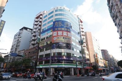 位於永和福和路與中正路口的松緣商業大樓,為許慶鐘於1999年所建,目前其中2層樓為鑫建築辦公室,其他樓層出租。 位於永和福和路與中正路口的松緣商業大樓,為許慶鐘於1999年所建,目前其中2層樓為鑫建築辦公室,其他樓層出租。