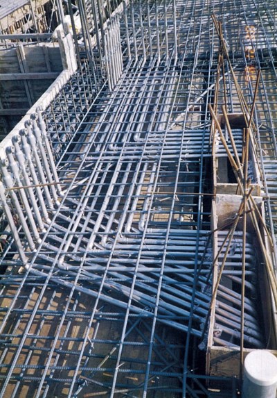 20多年前,許慶鐘即要求電梯華廈案的樓板使用雙層雙向鋼筋,且親自到工地監督,做不好就拆掉重做,曾因此被工人稱為「大魔王」。 20多年前,許慶鐘即要求電梯華廈案的樓板使用雙層雙向鋼筋,且親自到工地監督,做不好就拆掉重做,曾因此被工人稱為「大魔王」。