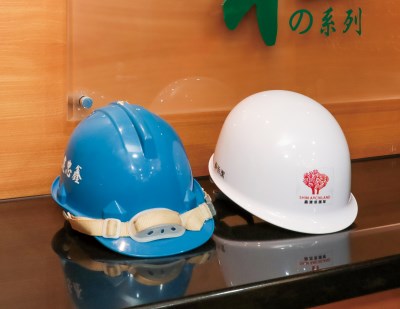 鑫建築總部保留印有不同Logo的上一代藍色工地帽及現今使用的白色工地帽,別具傳承意義。 鑫建築總部保留印有不同Logo的上一代藍色工地帽及現今使用的白色工地帽,別具傳承意義。