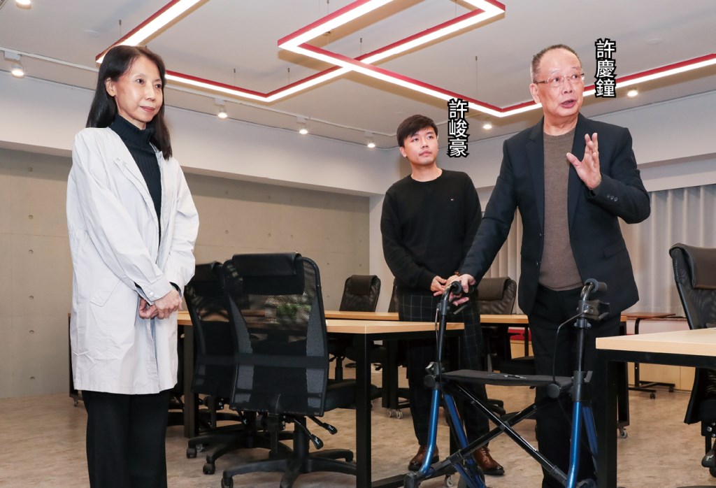 許慶鐘與妻兒首度接受媒體專訪,從日據時期談起許家三代建築人的故事。 許慶鐘與妻兒首度接受媒體專訪,從日據時期談起許家三代建築人的故事。