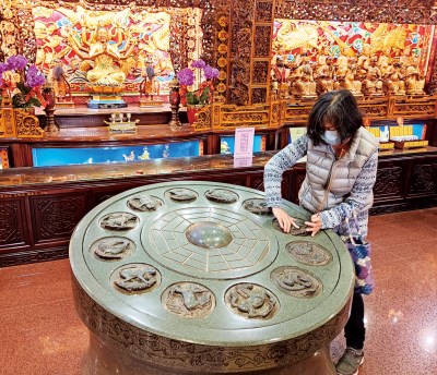 太歲殿上的「石來運轉」生肖轉盤,找到對應的生肖後須順時針轉三圈,可增財開運。 太歲殿上的「石來運轉」生肖轉盤,找到對應的生肖後須順時針轉三圈,可增財開運。