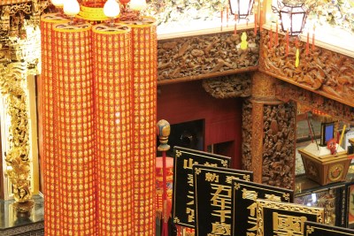 科技化的「平安燈」,點燈信眾只要輸入手機號碼,便可以依照燈光變化查詢自己的燈座。 科技化的「平安燈」,點燈信眾只要輸入手機號碼,便可以依照燈光變化查詢自己的燈座。