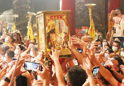 今年大甲媽祖遶境活動雖然規模縮小,仍吸引信徒爭相觸摸,祈求萬事吉祥。 今年大甲媽祖遶境活動雖然規模縮小,仍吸引信徒爭相觸摸,祈求萬事吉祥。