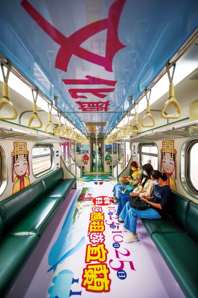 宜蘭縣政府今年與台鐵合作,推出「媽祖彩繪列車」,Q版造型十分吸睛。 宜蘭縣政府今年與台鐵合作,推出「媽祖彩繪列車」,Q版造型十分吸睛。