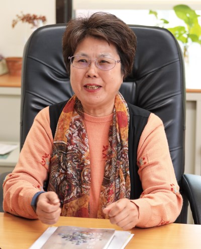 沈心慧除了在東吳大學中文系任教,也是中華民國漸凍人協會理事長。 沈心慧除了在東吳大學中文系任教,也是中華民國漸凍人協會理事長。