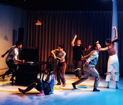 《漸凍足跡》舞台劇以「不,我仍清醒著」為主軸,道盡漸凍症病友的心聲,引起廣大共鳴。 《漸凍足跡》舞台劇以「不,我仍清醒著」為主軸,道盡漸凍症病友的心聲,引起廣大共鳴。