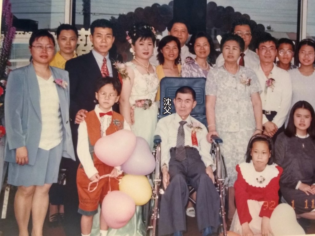 罹患漸凍症後,沈父只能坐著輪椅出席親友婚禮,見父親飽受病魔摧殘,進而促使沈心慧成立漸凍人協會。 罹患漸凍症後,沈父只能坐著輪椅出席親友婚禮,見父親飽受病魔摧殘,進而促使沈心慧成立漸凍人協會。