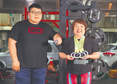 健力選手李彩薇（右）在教練兒子楊孟穎（左）指導，在杜拜舉辦亞洲經典健力錦標賽，一舉拿下4面金牌，還創下大會新紀錄。攝影／陳怡誠