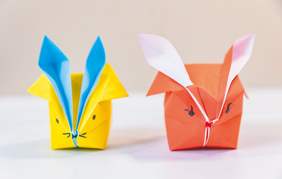 鍾欣凌和許傑輝挑戰用紙摺兔子，2人忍不住搞笑自嘲「老花又手抖」。（羅永銘攝）