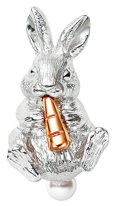 MIKIMOTO兔子造型純銀胸針，胡蘿蔔為純銀鍍粉紅金，尾巴為日本Akoya珍珠，1萬7000元。（MIKIMOTO提供）