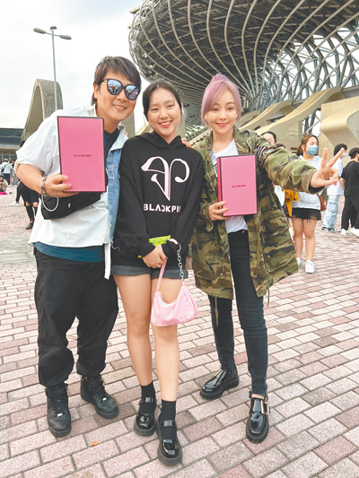 王仁甫（左起）昨帶著女兒樂樂、老婆季芹看BLACKPINK演唱會。（孫伊萱攝）