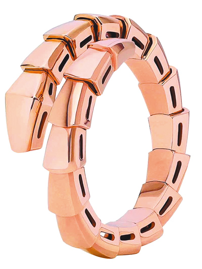 BVLGARI Serpenti Viper 18K玫瑰金戒指，售價62800元。（遠東SOGO百貨）