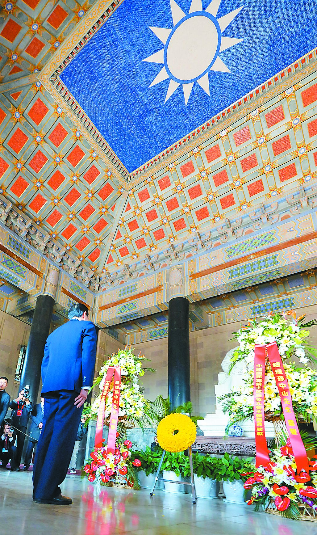 前總統馬英九28日率基金會同仁與同學敬謁南京中山陵，向國父孫中山遺像致敬（見圖）。（馬英九基金會提供）