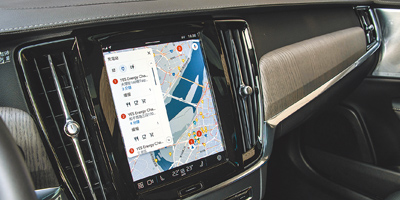 9吋整合觸控螢幕中控台內建Google車載資訊娛樂系統，駕駛者可用自己的Google帳號登入。（陳大任攝）