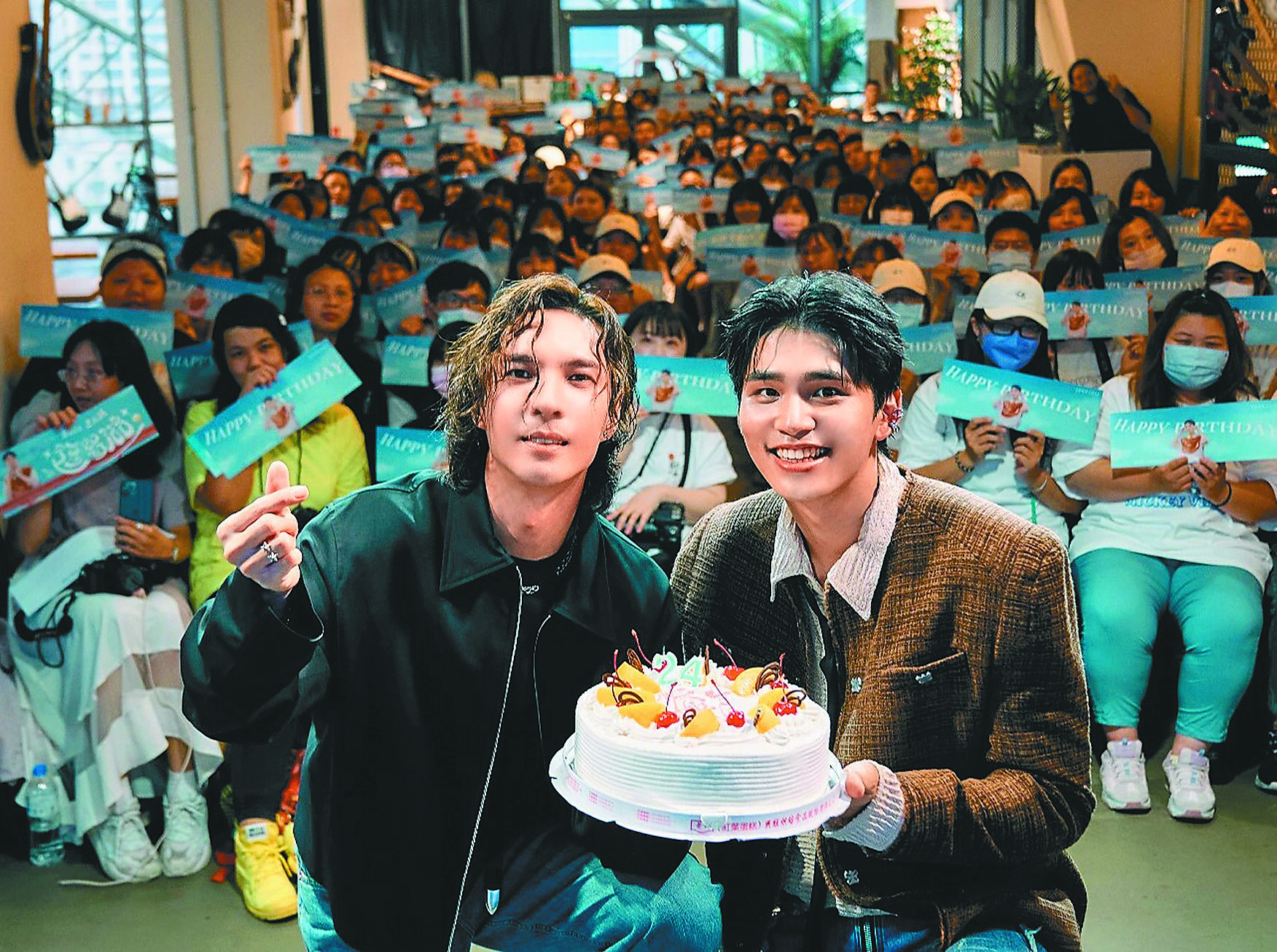 王品澔(右)日前舉辦生日音樂會,歌手好友陳勢安現身為他慶生。(伊林娛樂提供) image