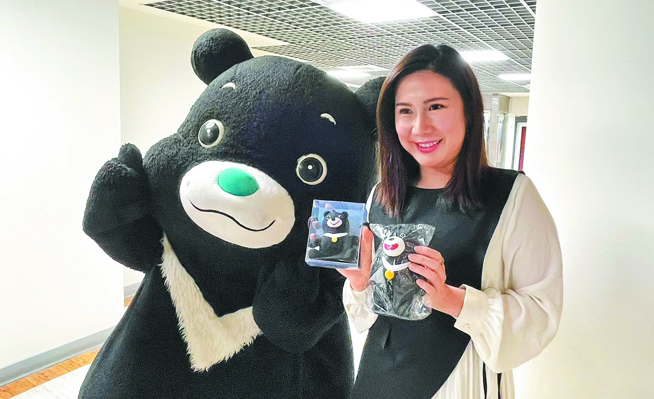 台北市吉祥物「熊讚bravo」在世界大學運動會打出知名度,北市議員柳采葳(右)23日發現,熊讚不但沒有文字商標權,盜版的熊讚商品也在網路及夜市流竄,市府甚至沒有任何開罰紀錄。(蔡佩珈攝) image