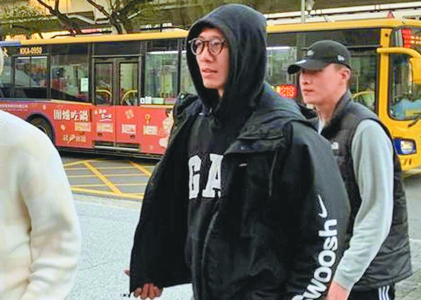 T1前台啤永豐雲豹球員羅振峰傳出涉賭SBL聯賽,球團第一時間做出解約處分,圖片為今年2月雲豹、英熊集體鬥毆時,羅振峰因違反《社會秩序維護法》赴士林警分局應訊。(本報資料照片) image