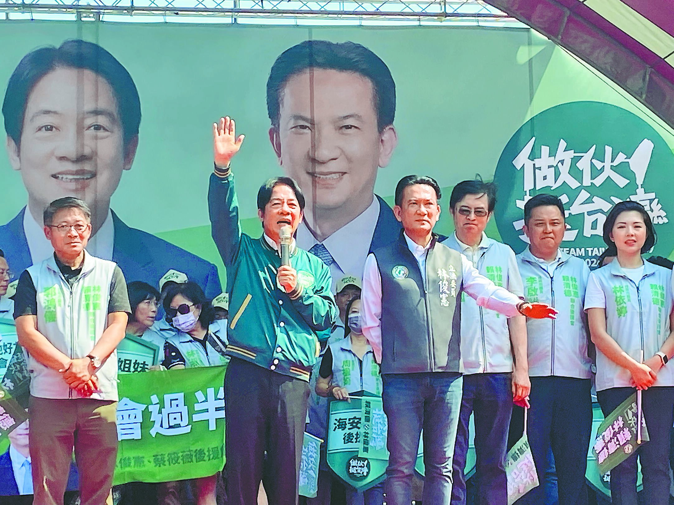 民進黨總統參選人賴清德(左二)28日回到台南固樁。(曹婷婷攝) image