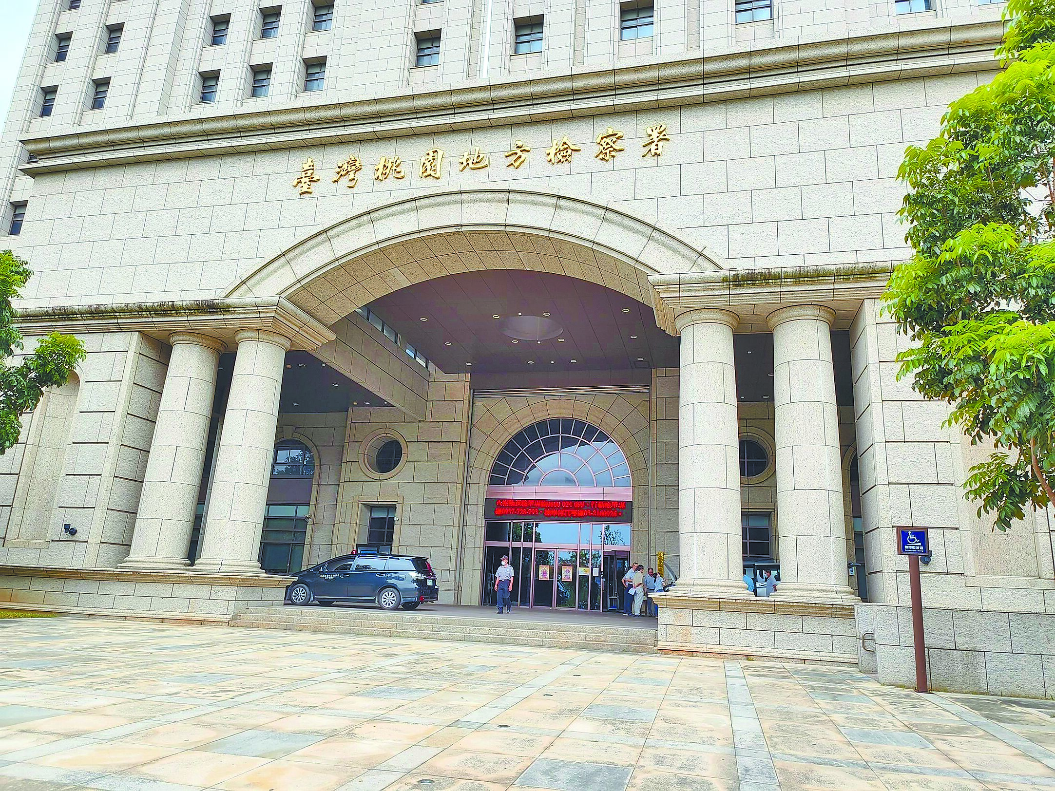 桃園地檢署偵辦2起妨害選舉案件,李姓、黃姓民眾涉嫌盜用個資連署。另名曾參選過桃園市議員的趙姓國民黨員則以一份200元為代價找人連署,2件3人28日聲押獲准。(賴佑維攝) image