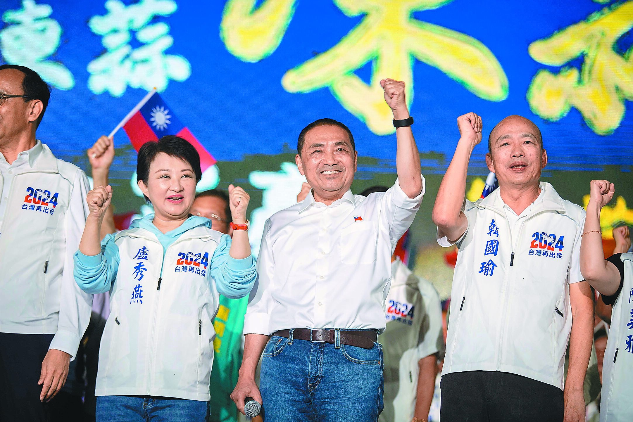 國民黨總統參選人侯友宜(中)28日在高雄造勢,前高雄市長韓國瑜(右)、台中市長盧秀燕(左)也現身。(袁庭堯攝) image