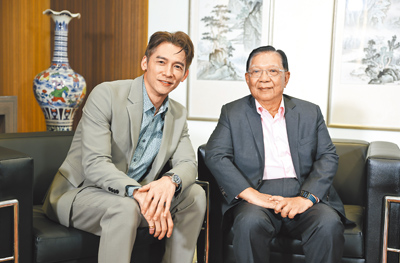 中視年度大戲《開創者》男主角温昇豪(左),與其角色原型、中保科技集團總裁林孝信日前進行一場深度「總裁相對論」對談。(陳俊吉) image