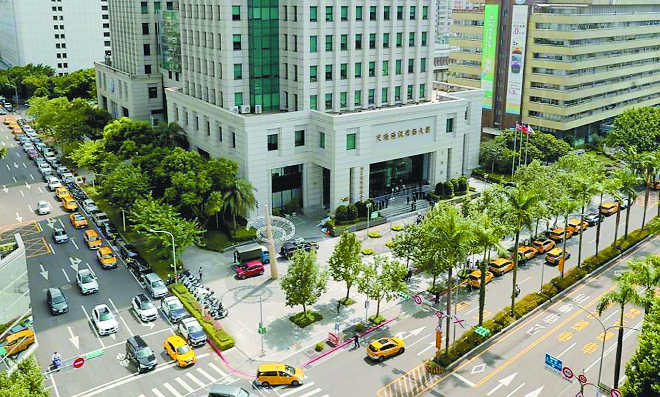 交通違規記點新制6月30日起實施,違規臨停成記點最大宗,職業駕駛人違規還要多記1點。台北市議員洪婉臻接獲計程車司機陳情,計程車招呼站設置不足,新制實施後2個月已被記滿12點,每天都冒著被記點、吊照的風險載客。(本報資料照片) image