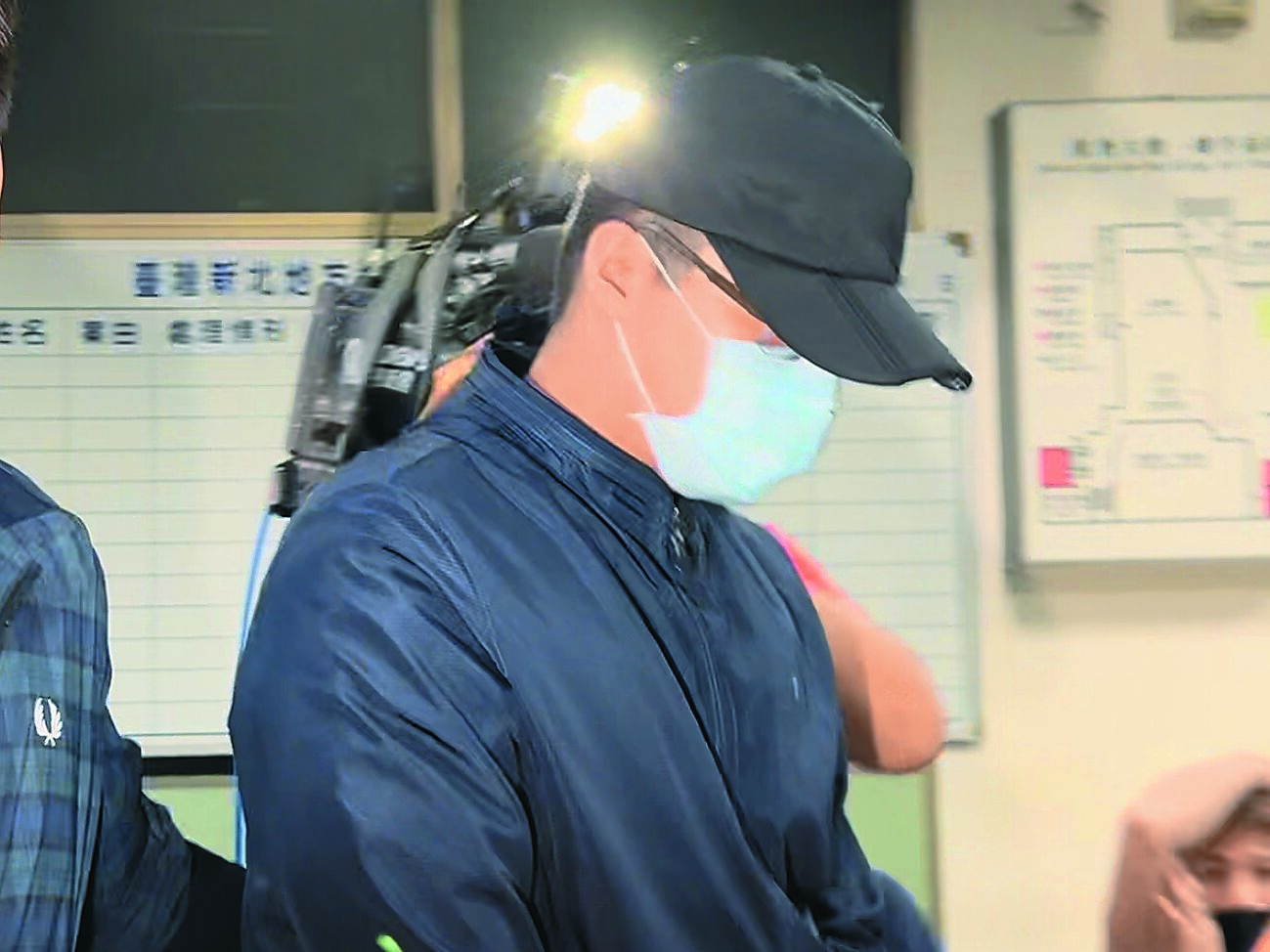 士林警分局警備隊陳姓警員,疑似涉嫌貪瀆案件,30日被新北地檢署指揮警政署政風室拘提到案,詢問後依《貪汙治罪條例》移送新北地檢署,他戴帽低頭,全程不發一語。(柯毓庭攝) image