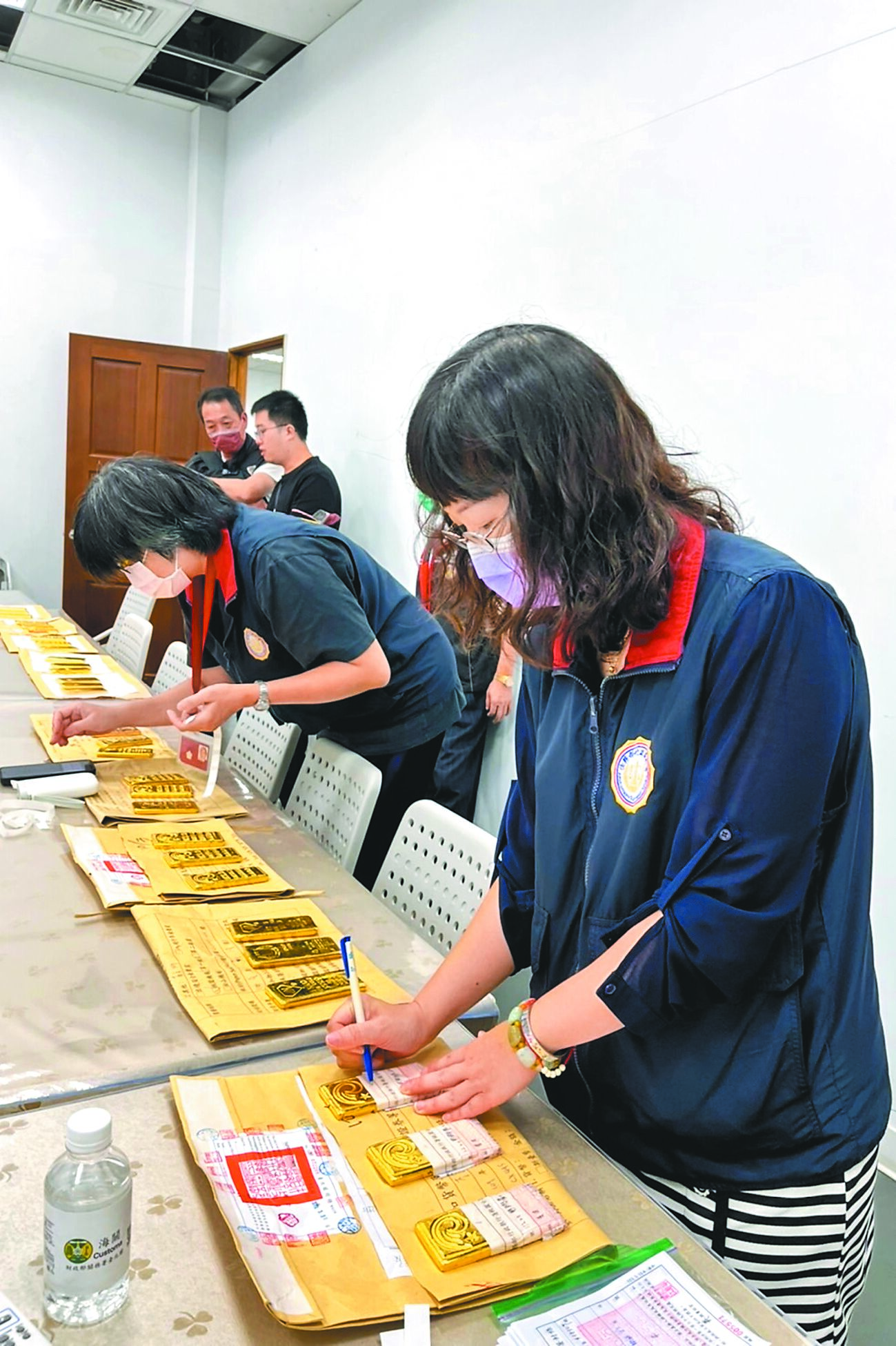 李姓男子3年前遭海關查獲30公斤黃金條塊未申報,當場被沒入並裁處新台幣4694萬2080元罰鍰。由於李男逾期未繳納,行政執行署桃園分署31日拍賣黃金。(行政執行署桃園分署提供/賴佑維桃園傳真) image