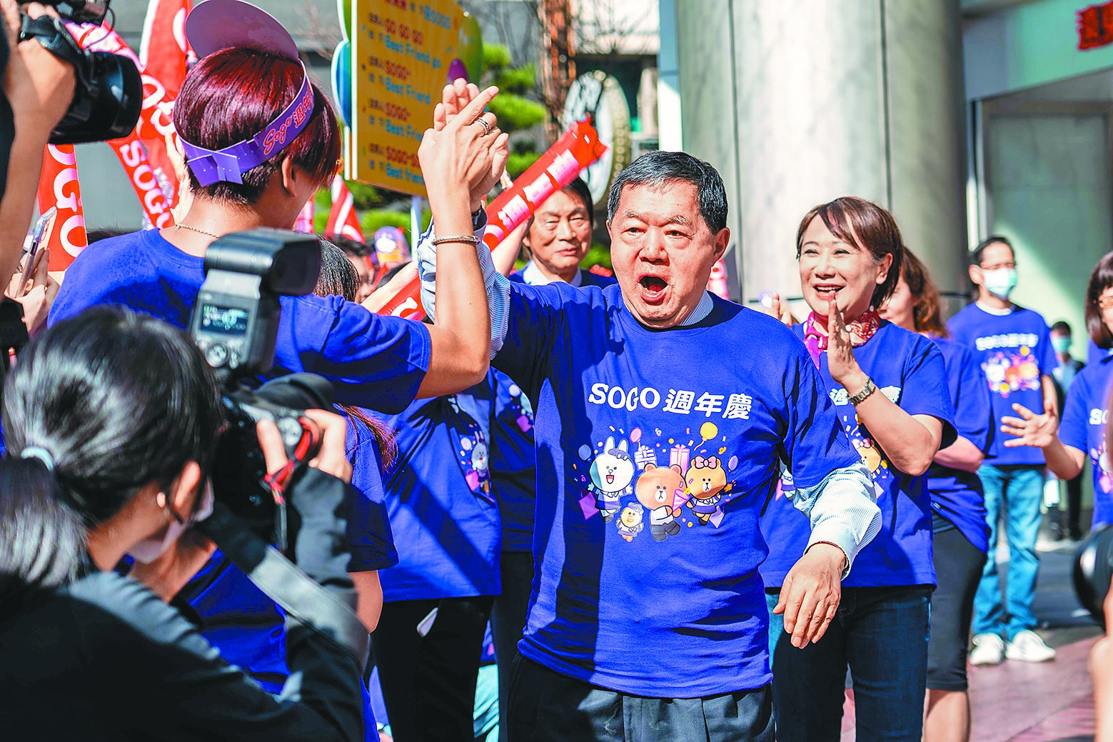 遠東集團董事長徐旭東(中)與遠東SOGO百貨董事長黃晴雯(右),3日為SOGO周年慶前夕舉辦造勢活動。(石智中攝) image