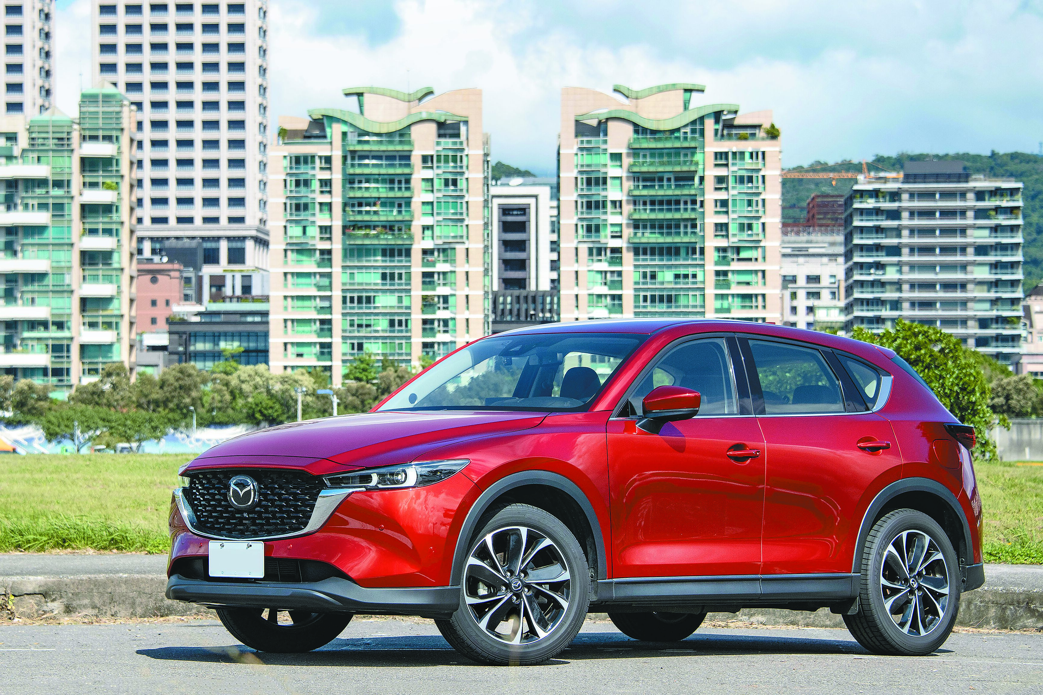 MAZDA設計師為CX-5賦予獨特的靈魂,藉由「less is more」的日式哲學,勾勒出俐落姿態,展現細緻且奔放的格調。(陳大任攝) image