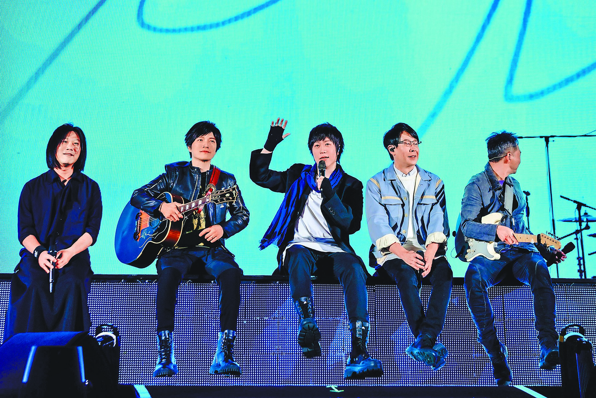 「五月天」瑪莎(左起)、怪獸、阿信、冠佑、石頭12日在上海體育場舉辦「好好好想見到你」演唱會。(相信音樂提供) image