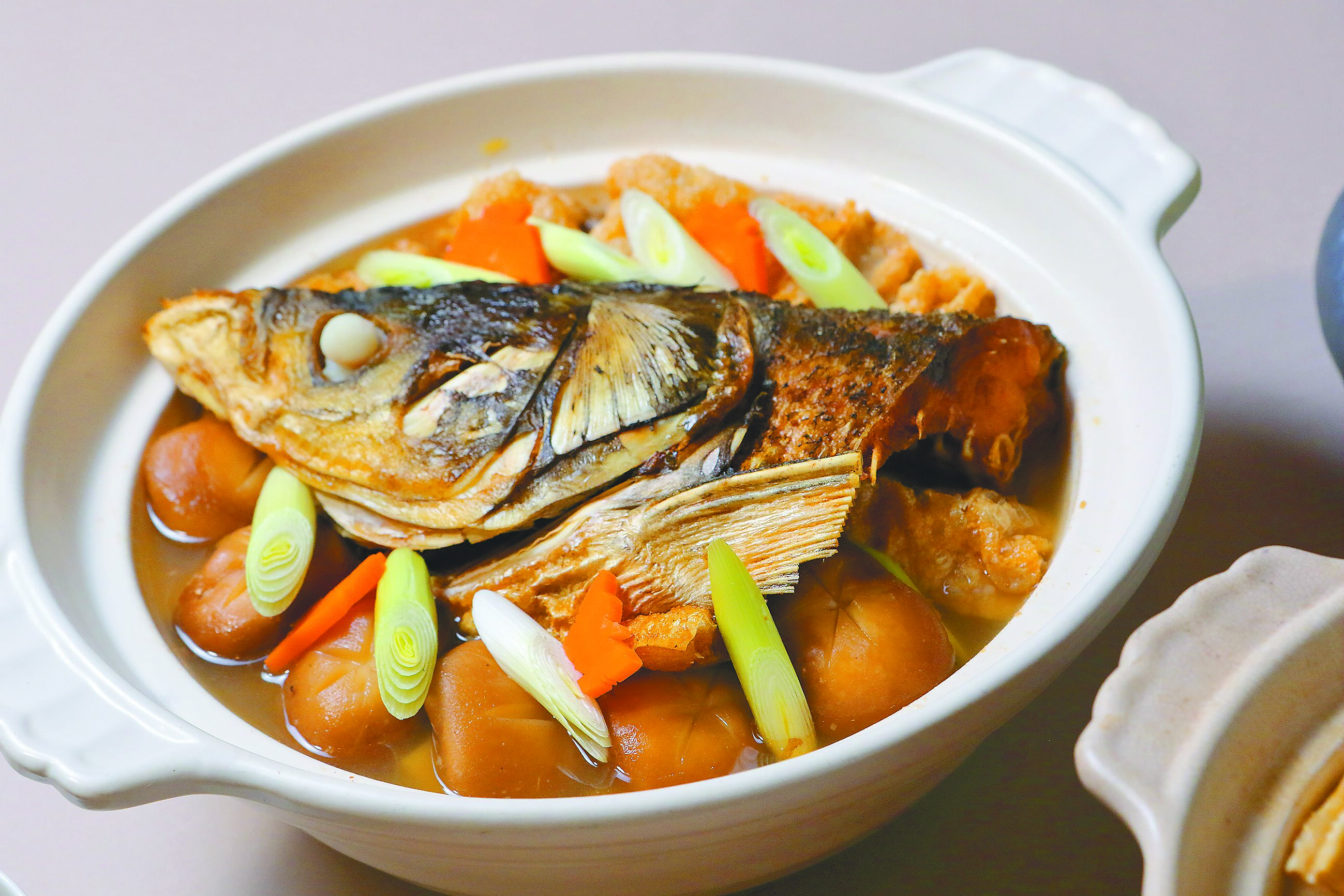 「什錦沙茶魚頭鍋」湯頭料豐味美，暖心暖胃。（台北老爺大酒店提供）