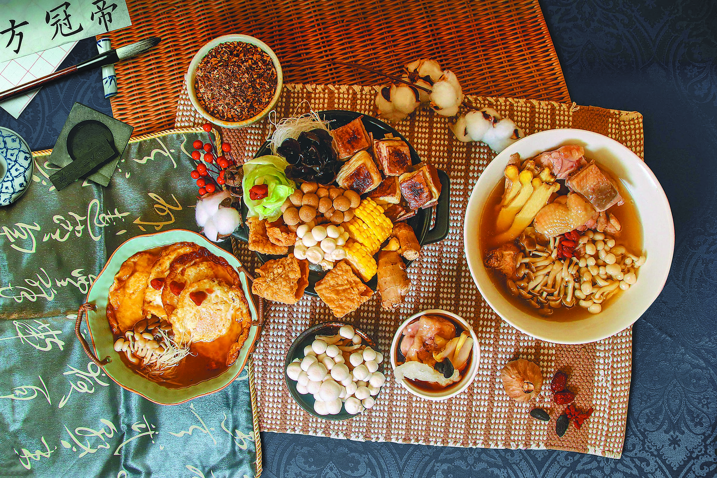 王朝餐廳有麻油菇菇煎蛋（左起順時針）、家傳羊肉爐、苦茶油雞、單盅的黑蒜花膠燉螺頭。（台北凱撒大飯店提供）