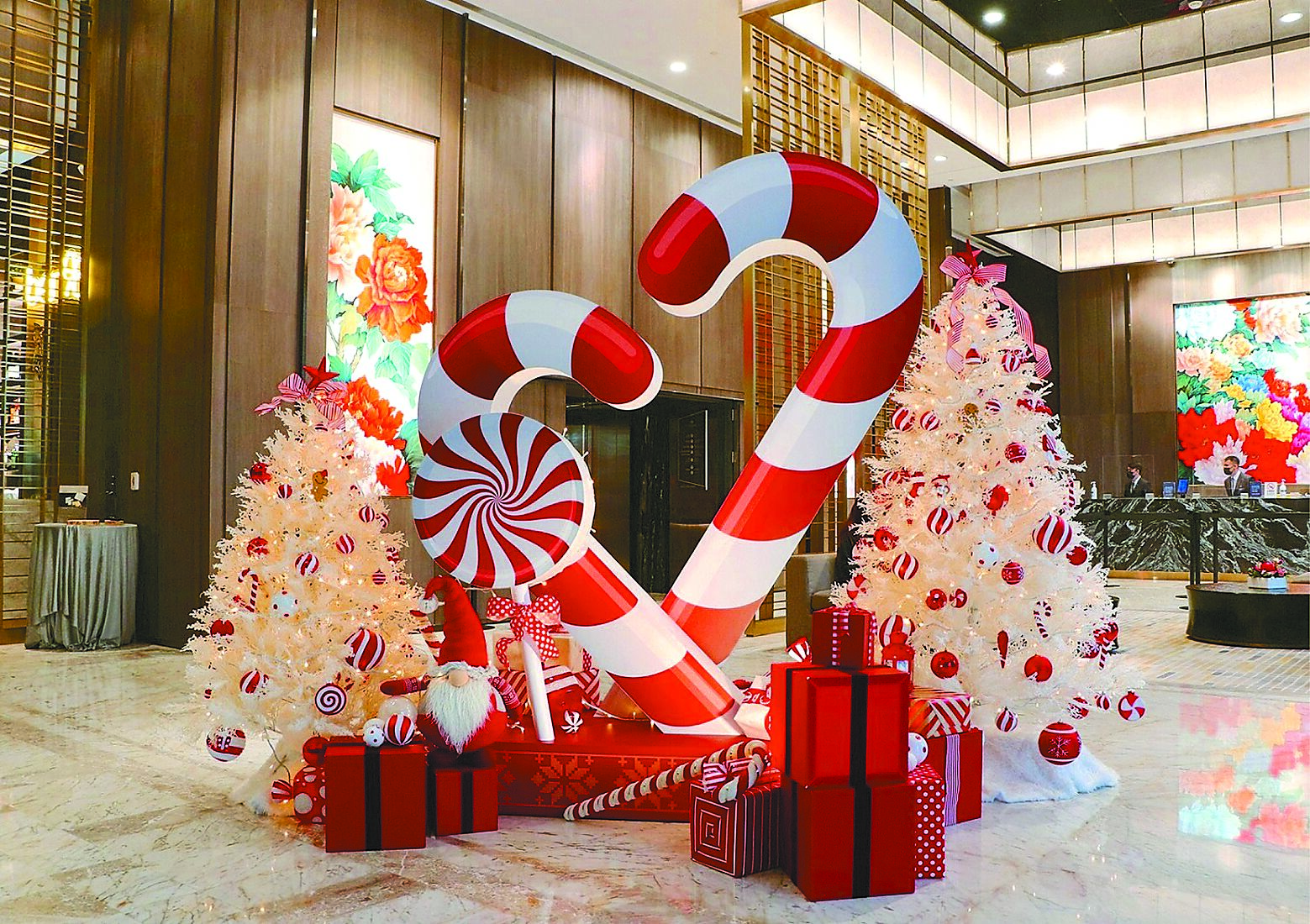 板橋凱撒大飯店大廳耶誕布置充滿節慶氛圍。（板橋凱撒大飯店提供）
