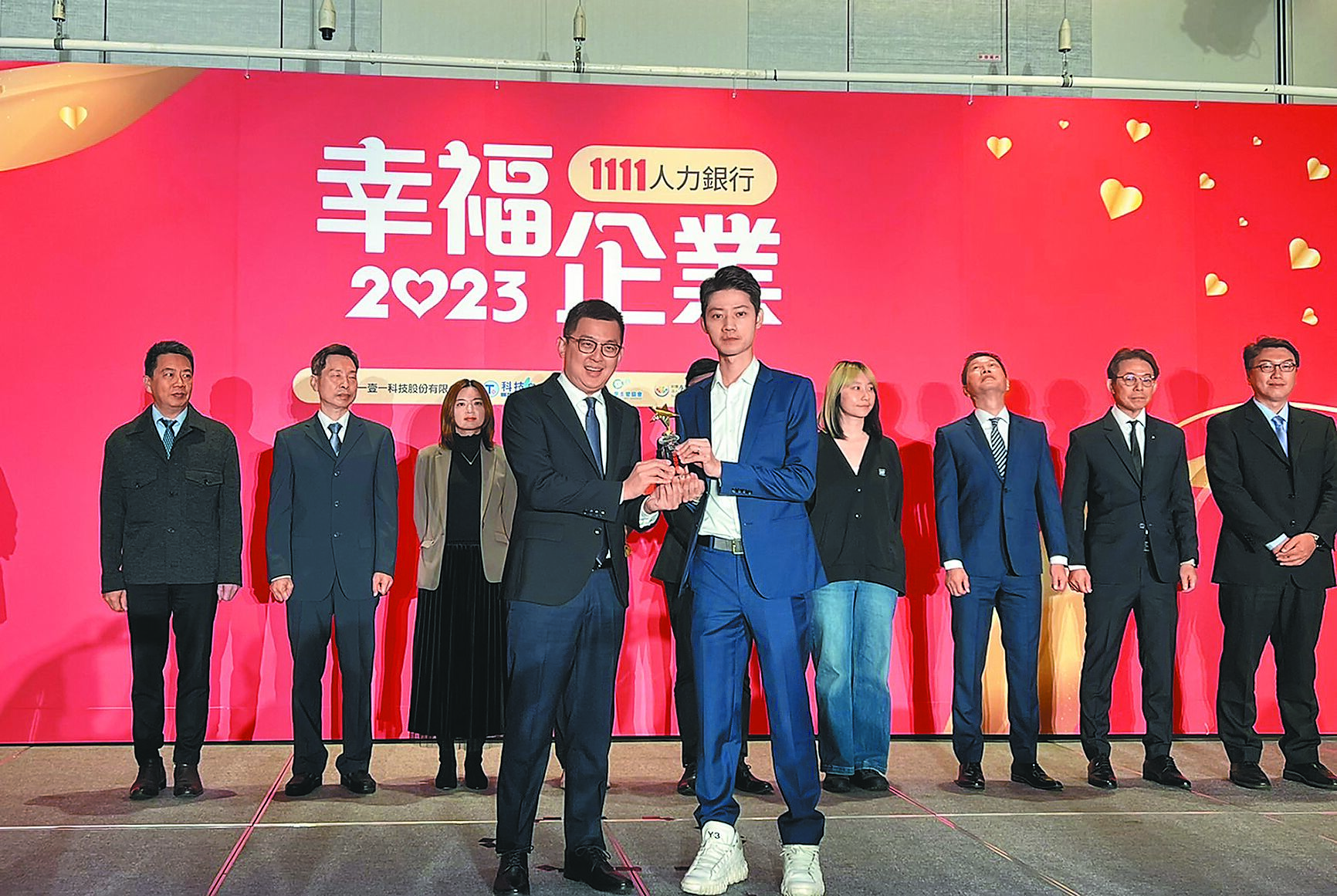 台隆集團副總經理黃威廉(前排右)領取「幸福企業」金獎。(台隆集團提供) image