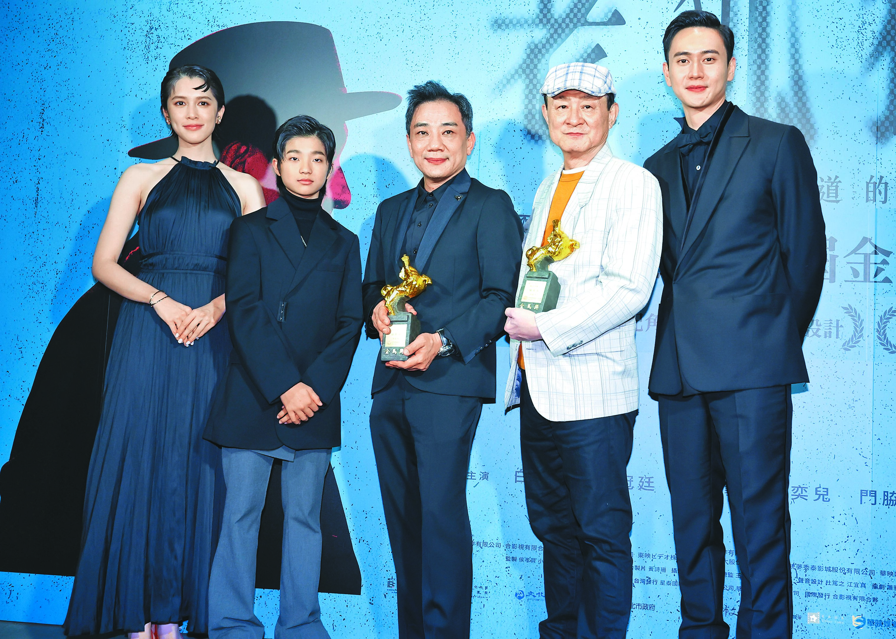 金馬60大贏家《老狐狸》演員劉冠廷(右起)、陳慕義、導演蕭雅全、白潤音、劉奕兒26日歡喜慶功。(陳俊吉攝) image
