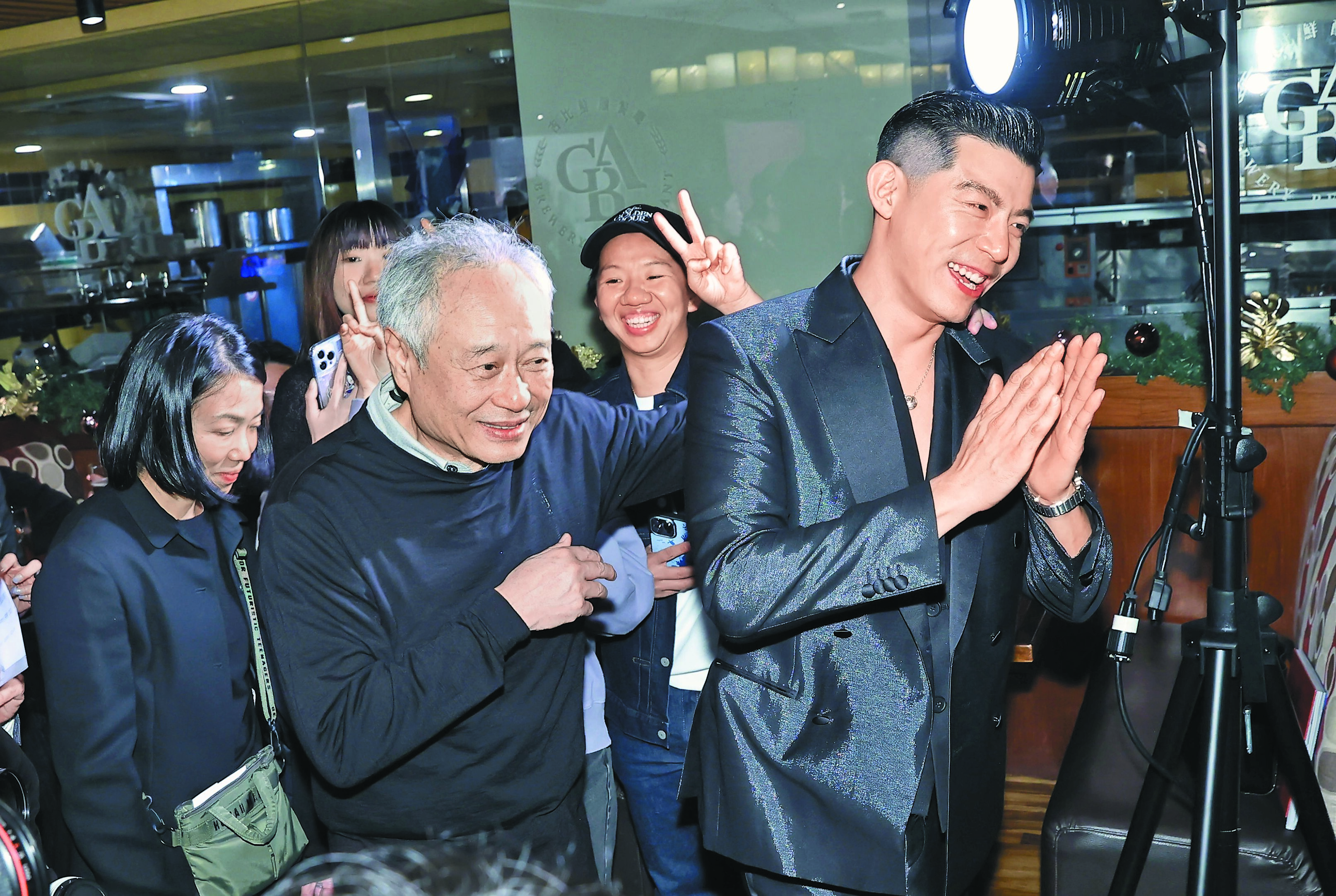 李安(左二起)26日參加慶功宴,暖心鼓勵王柏傑。(羅永銘攝) image
