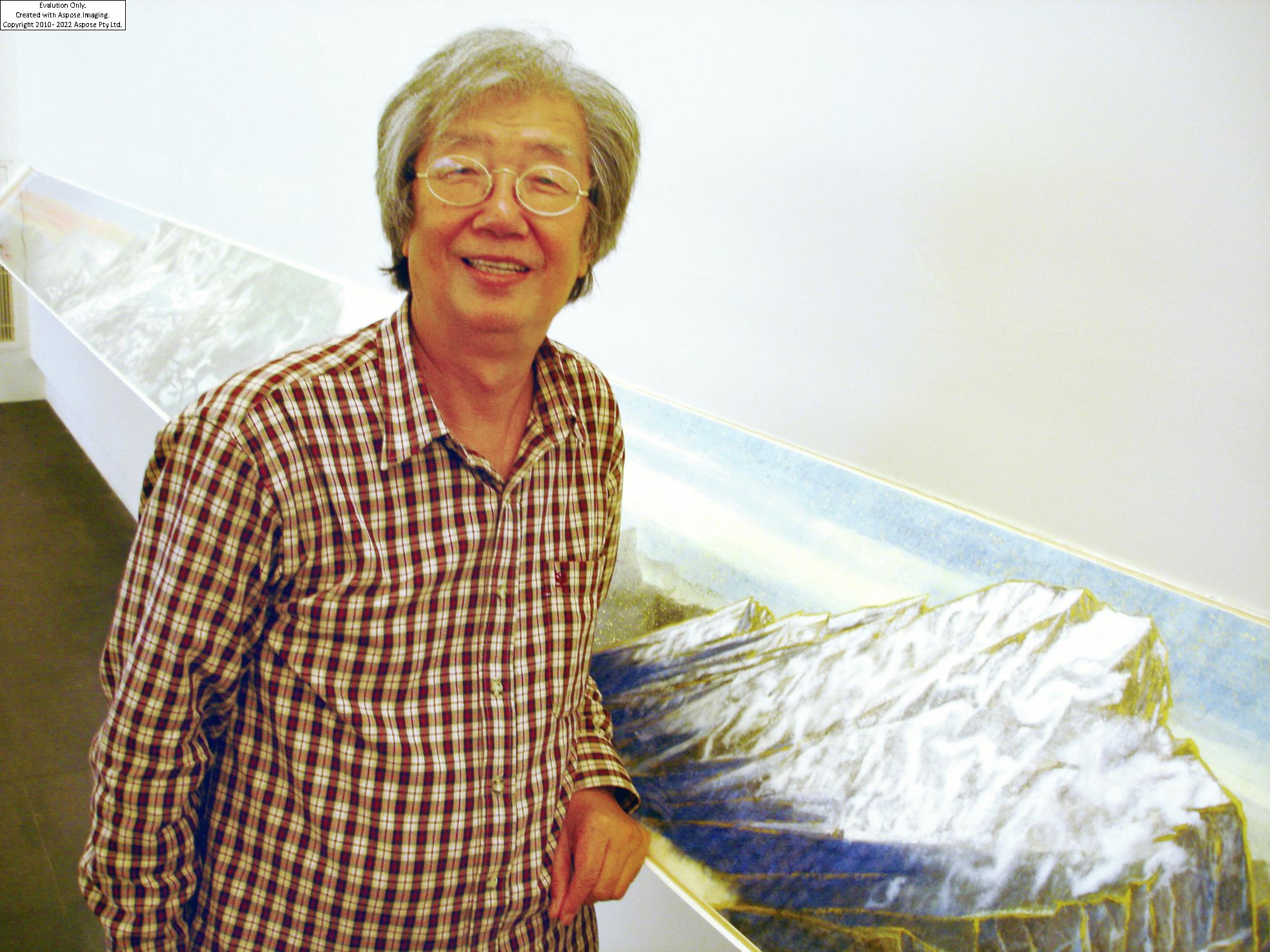 台灣戰後第一代水墨藝術家李義弘辭世,享壽83歲。圖為水墨畫家李義弘與長達二十六公尺的捲軸畫作《玉山行》。(關渡美術館提供) image