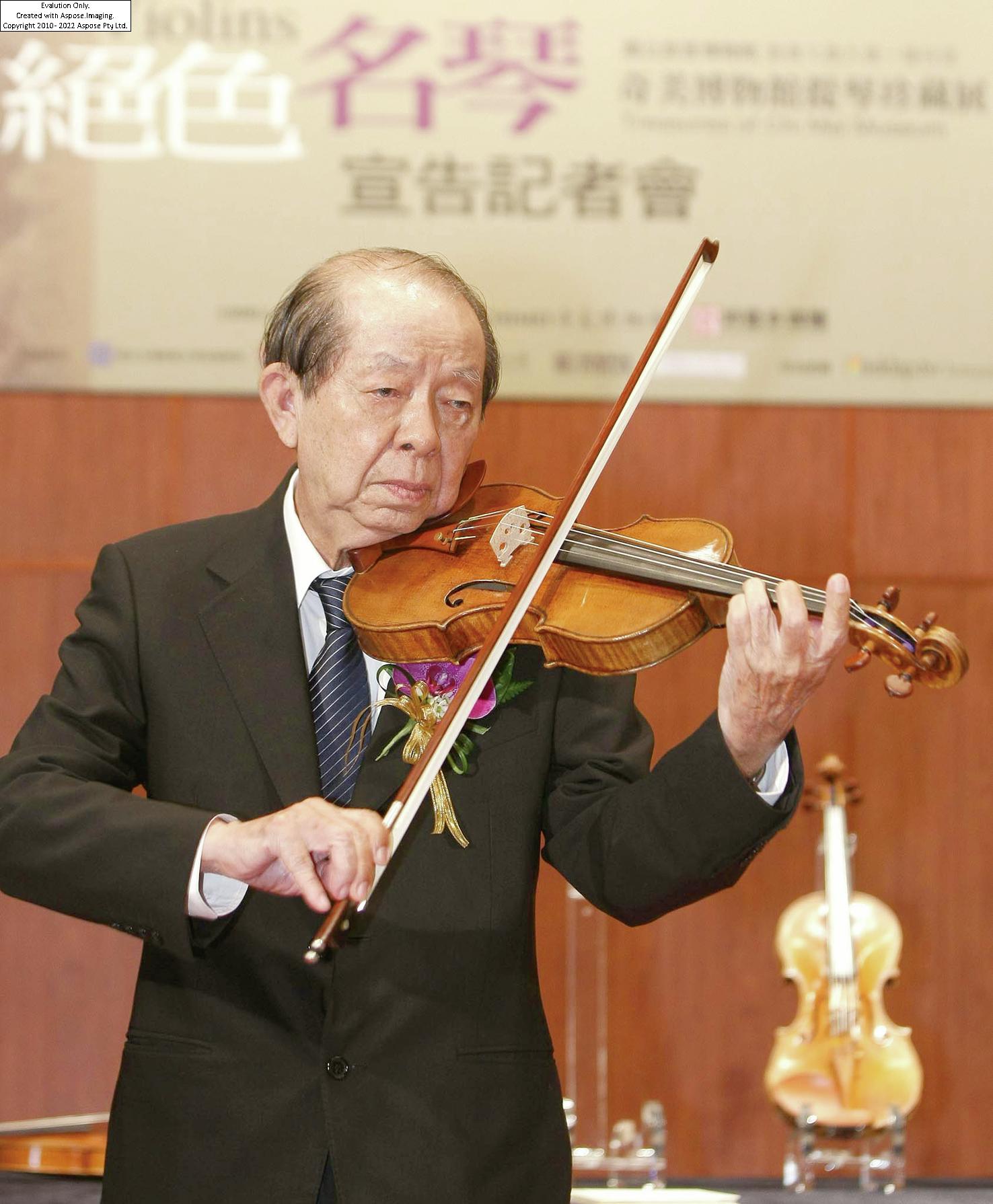 奇美集團創辦人許文龍,精彩一生畫下句點。圖為奇美集團創辦人許文龍應現場記者要求拿起名琴演奏。(本報資料照片) image
