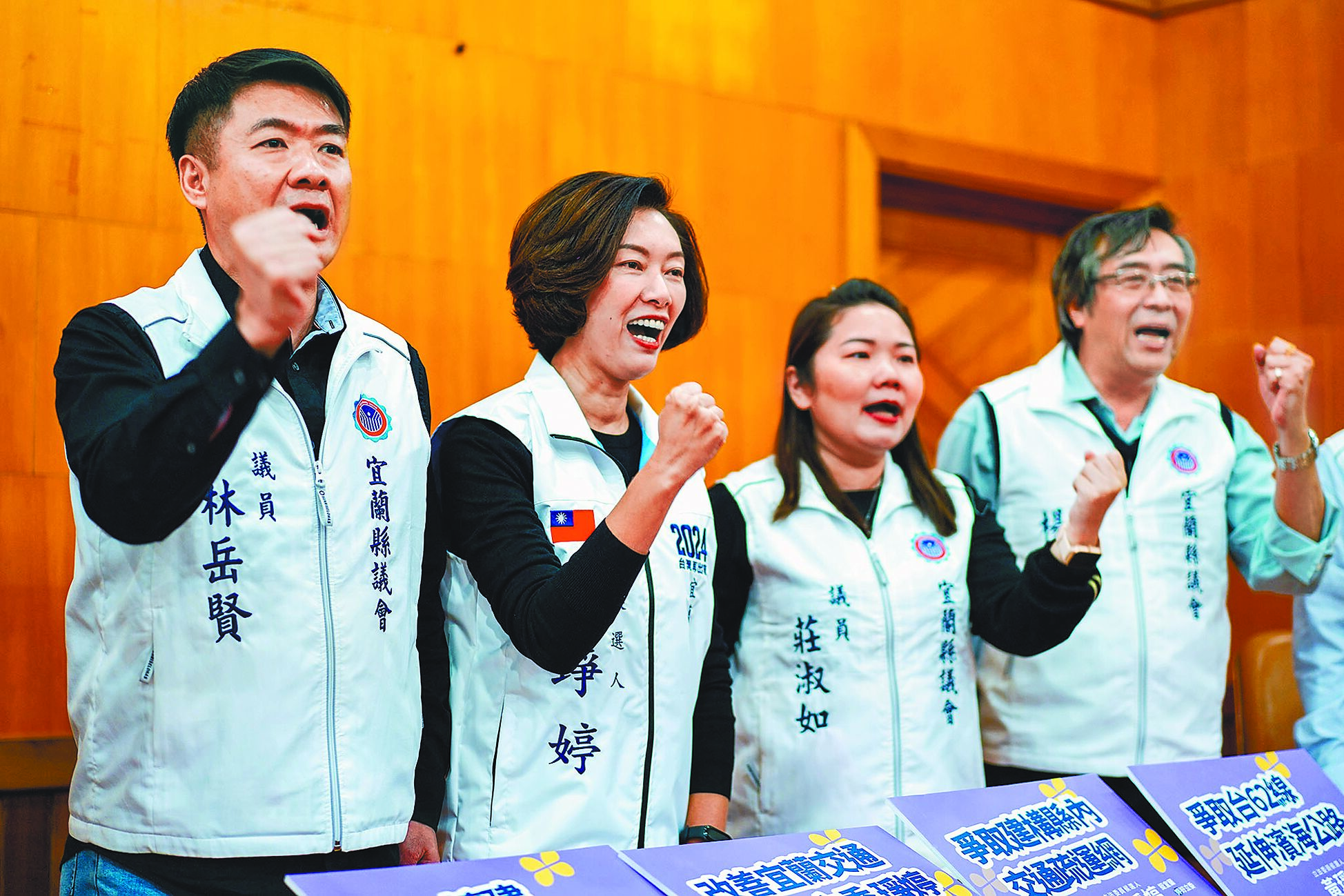 國民黨宜蘭縣立委參選人黃琤婷(左二)11月30日與國民黨議員林岳賢(左一)、莊淑如(左三)、楊弘旻(左四)等人發表交通政見,黃琤婷對於綠營質疑在議會質詢率太低,她強調自己是做事不作秀。(李忠一攝) image