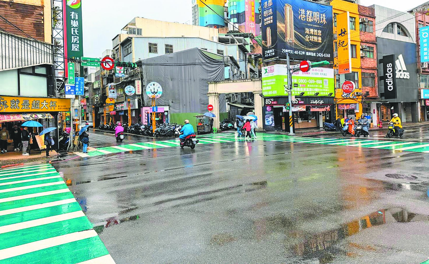 為降低路口行人交通事故發生,基隆市交通處除了在信一路及義二路口畫設綠底行穿線,並規畫行人停等區,讓交通動線更明確,以保障用路人安全。(張志康攝) image