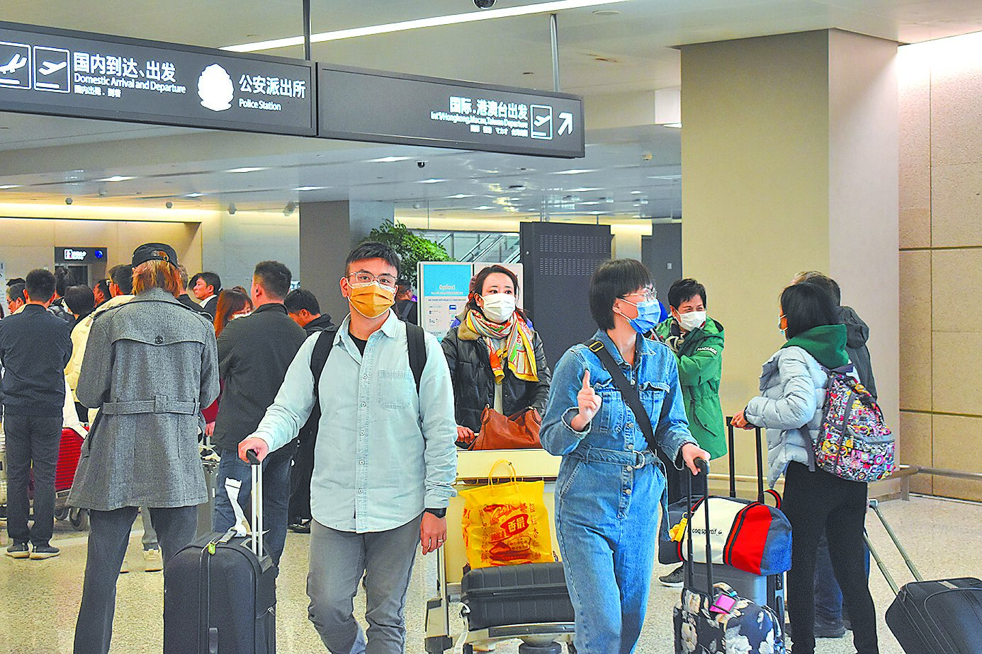4日的上海虹橋機場第一航站樓的國際、港澳台到達處,許多旅客戴上口罩。(陳冠宇攝) image