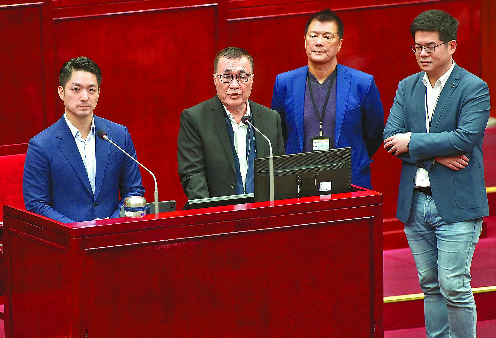 台北市長蔣萬安(左起)5日出席市政總質詢,與副市長李四川、文化局長蔡詩萍及法務局長連堂凱回答台北流行音樂中心爭議款問題。(鄭任南攝) image