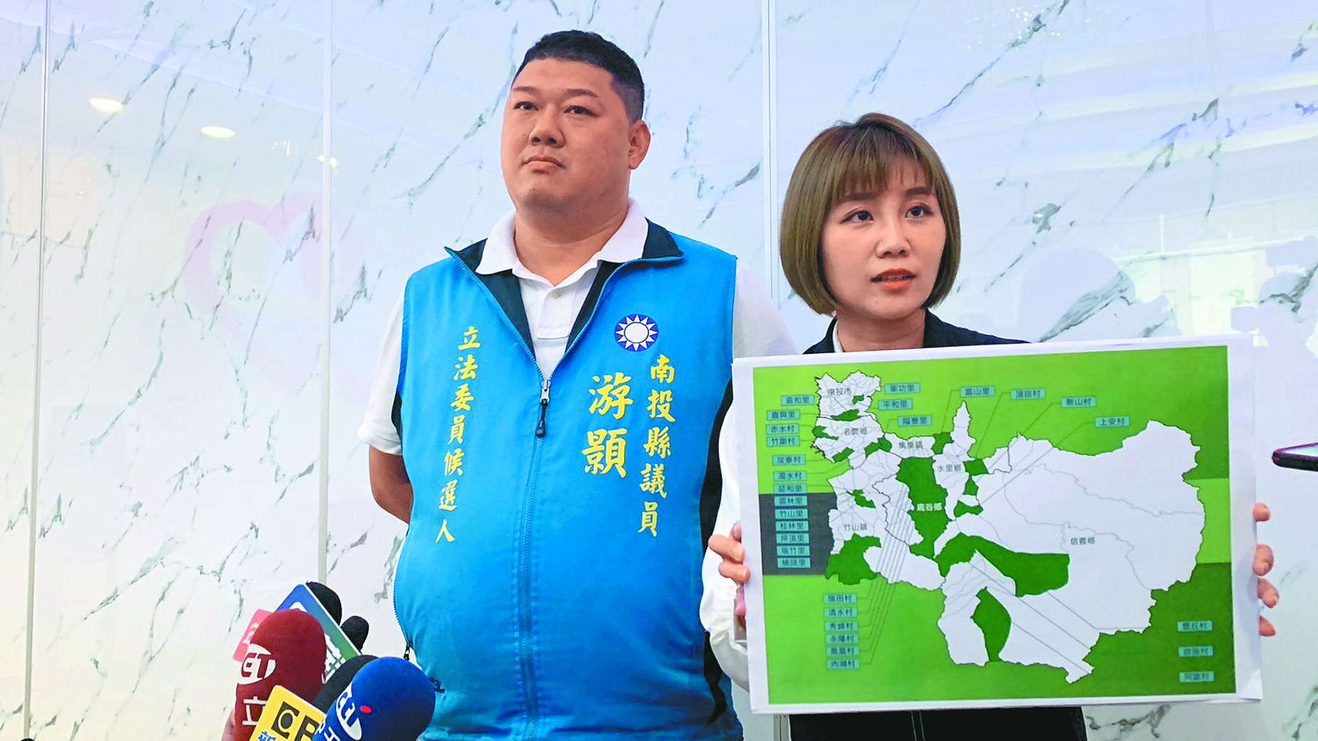 國民黨南投縣黨部主委廖怡琇(右)指國民黨參選人游顥(左)拿保單貸款參選,根本不可能有買票的財力,她並拿出「賄選地圖」,反譏對手遭民眾檢舉在南投二選區內有29個地方買票遭「綠化」,民眾已經具狀向檢調檢舉。(曾雪蒨攝) image