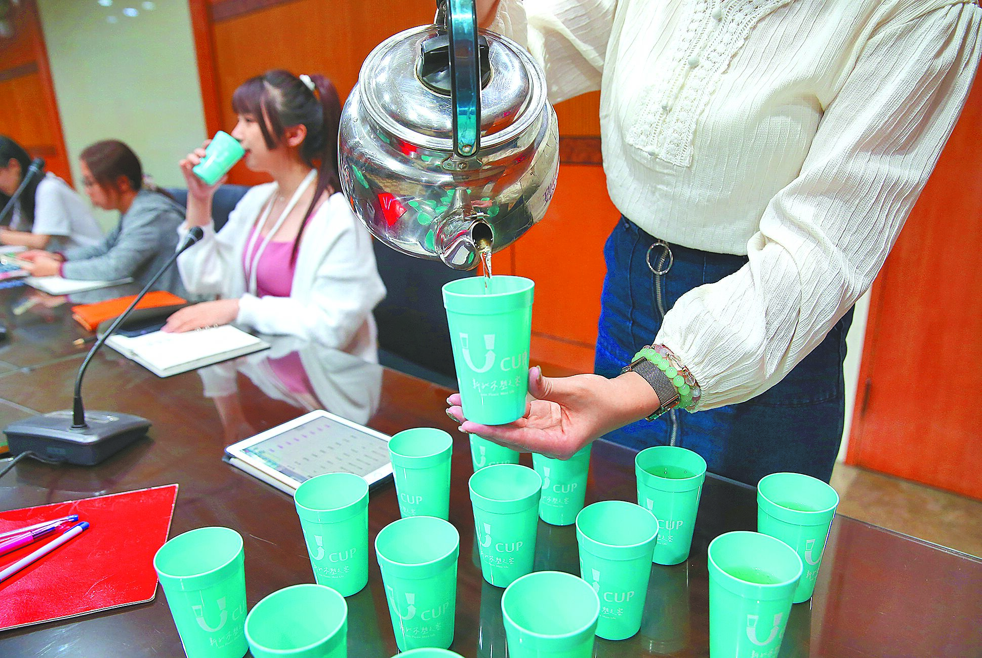 新北市環保局「Ucup」1.0提供機關學校申請借用Ucup,讓路跑及會議等活動能大幅減少使用一次性塑膠杯。(陳君瑋攝) image